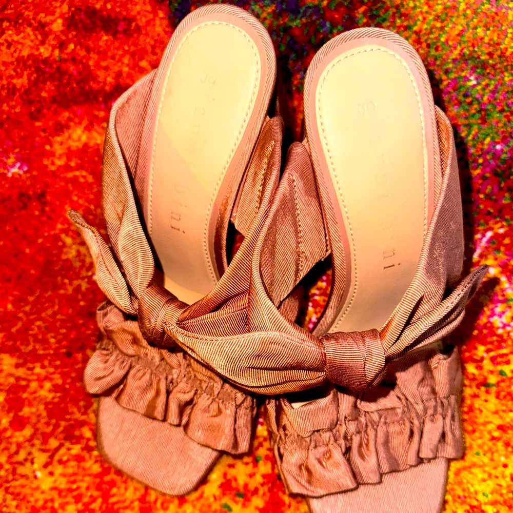 Bow ruffled heel. Size 9